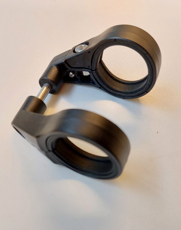 Set of mounting brackets with screw for mounting display V2 and V3